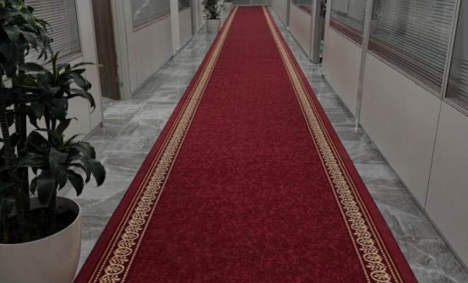 Geçiş güzergâhına kesintisiz şekilde uygulanmış kırmızı protokol halısı