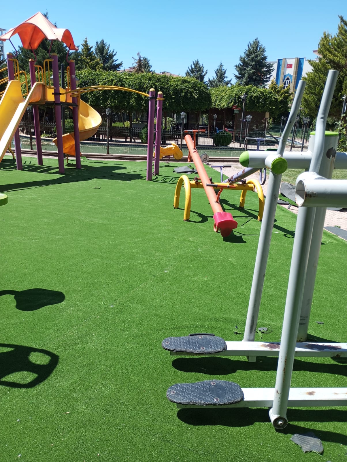 Park ve açık hava egzersiz alanına uygulanmış yeşil kaplama