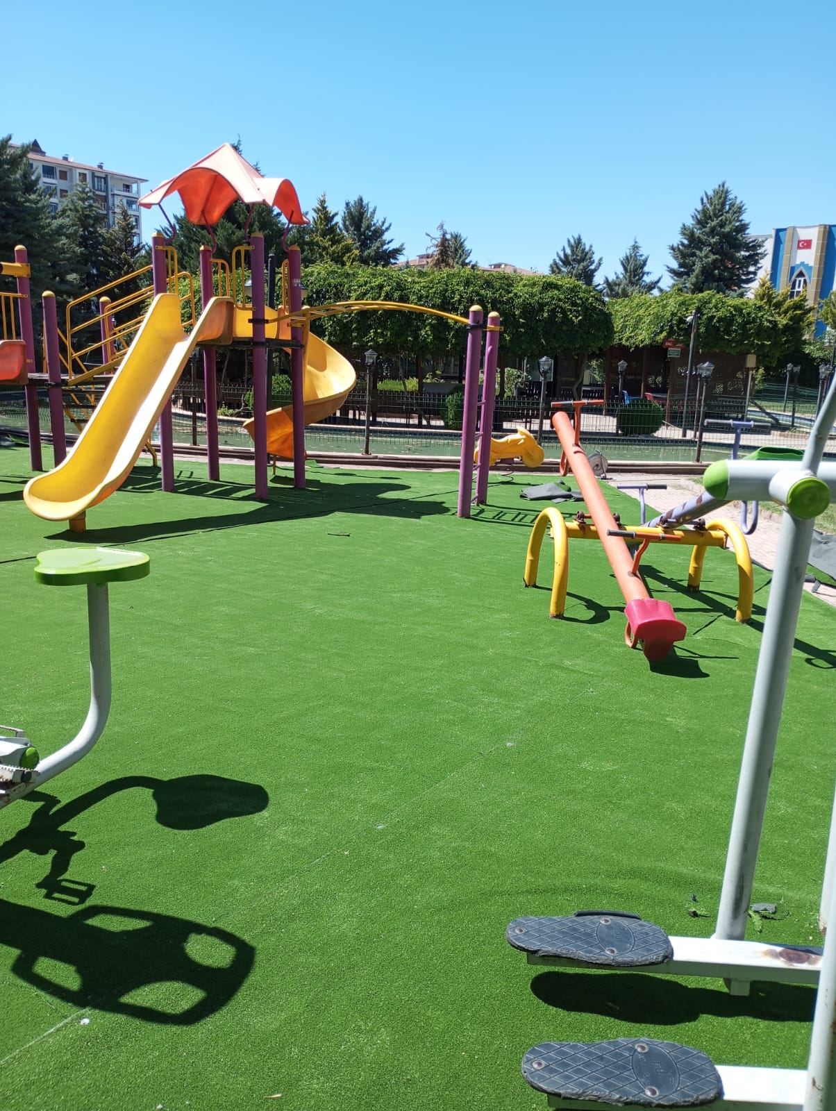Açık spor ve oyun alanında kullanılan yeşil zemin kaplaması